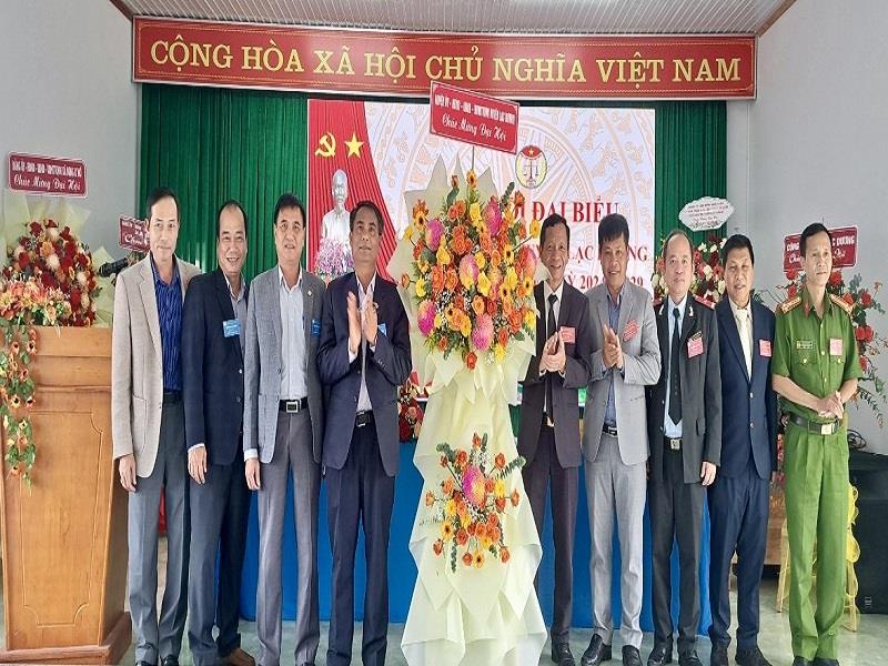 Lãnh đạo huyện Lạc Dương tặng hoa chúc mừng Đại hội