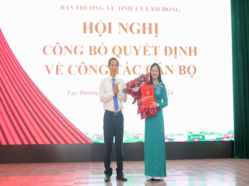 Đồng chí Nguyễn Thái Học - Quyền Bí thư Tỉnh ủy trao Quyết định của Ban Thường vụ Tỉnh ủy về việc điều động, chỉ định đồng chí Trần Thị Chúc Quỳnh giữ chức vụ Bí thư Huyện ủy Lạc Dương