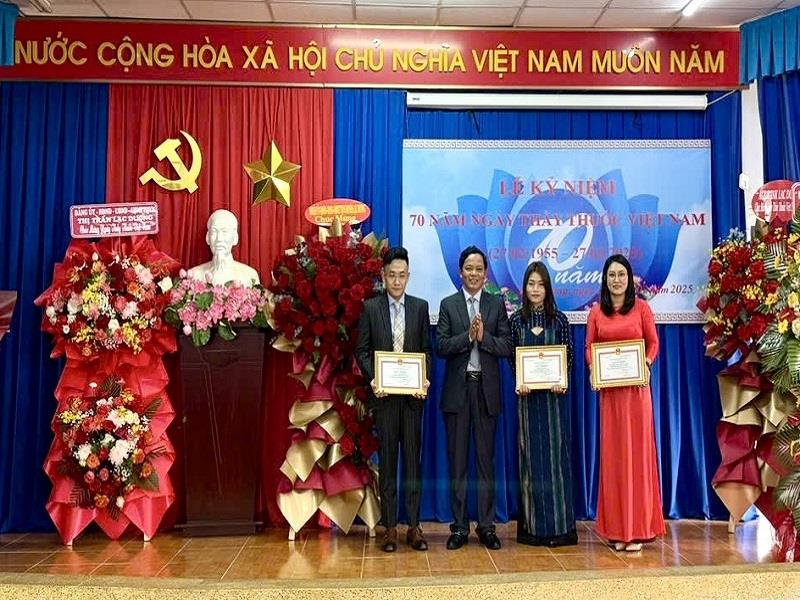 Trao giấy khen của Sở Y tế cho các tập thể