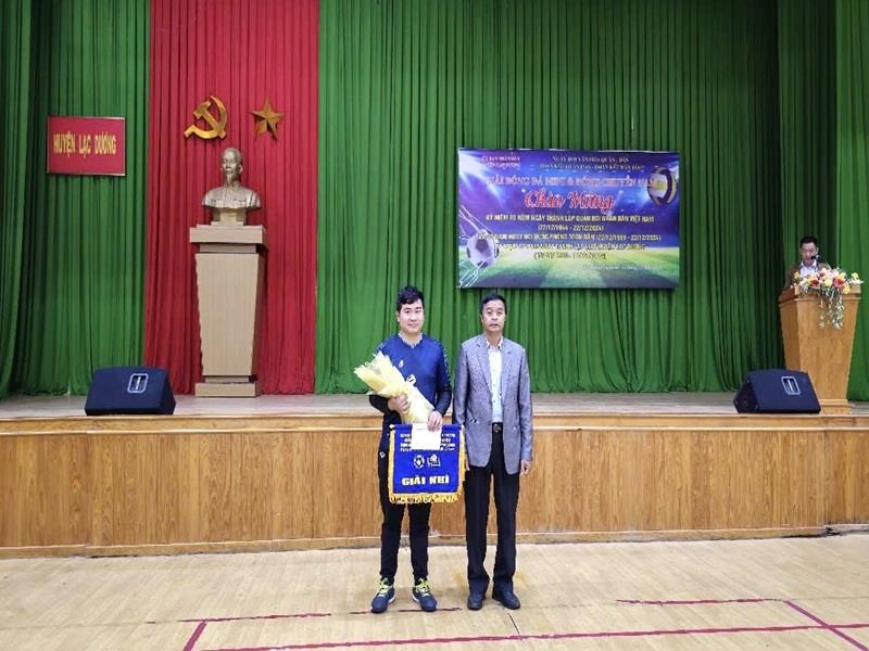 Phó Chủ tịch UBND huyện Lạc Dương trao giải cho đội đoạt giải Nhì