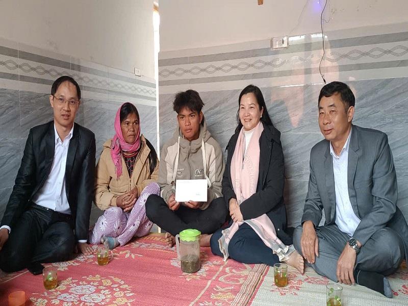 Bí thư Huyện ủy Lạc Dương Trần Thị Chúc Quỳnh thăm hỏi, tặng quà động viên tân binh Rơ Ông Hạ Xoe và gia đình