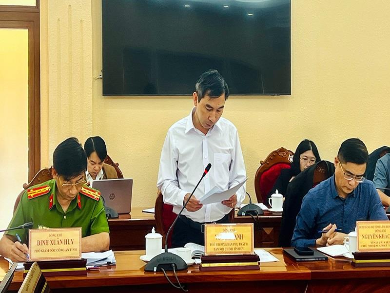 Đồng chí Vũ Tuấn Anh - Phó Trưởng ban phụ trách Ban Nội chính Tỉnh uỷ báo cáo kết quả hoạt động công tác PCTNTC trong 9 tháng đầu năm và nhiệm vụ 3 tháng cuối năm