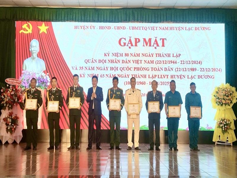 Chủ tịch UBND huyện Bùi Thế tặng Giấy khen cho các cá nhân