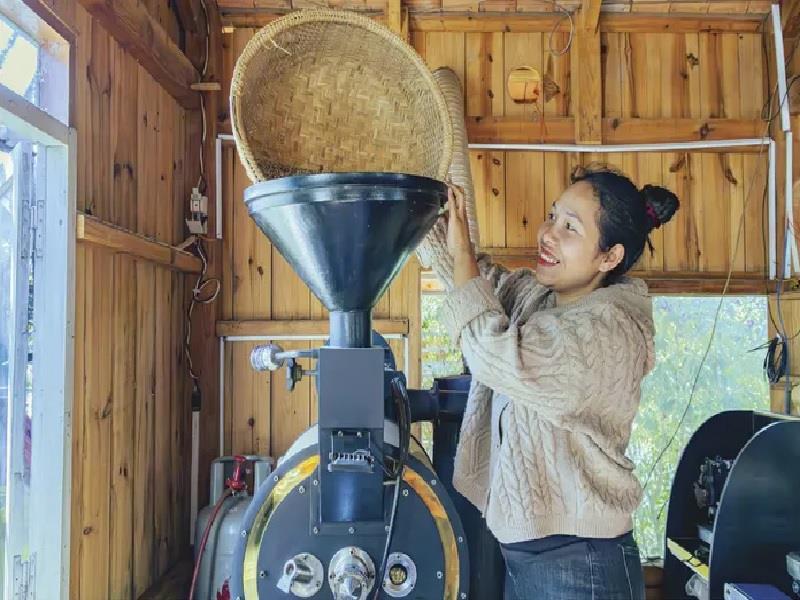 Dự án Café-REDD đã hỗ trợ nhiều thiết bị đầu vào, máy móc sản xuất và những lớp tập huấn cho người dân và doanh nghiệp. (Ảnh: SNV)