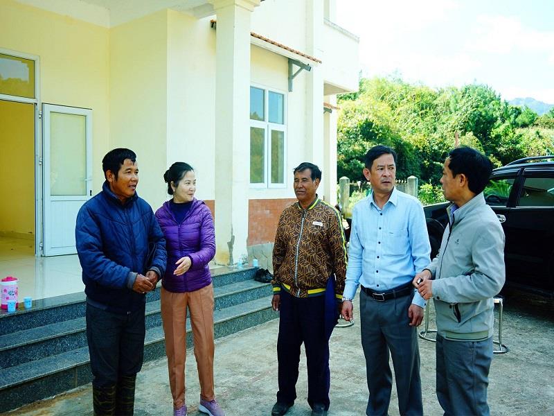 Thăm hỏi động viên các hộ nhận khoán quản lý bảo vệ rừng