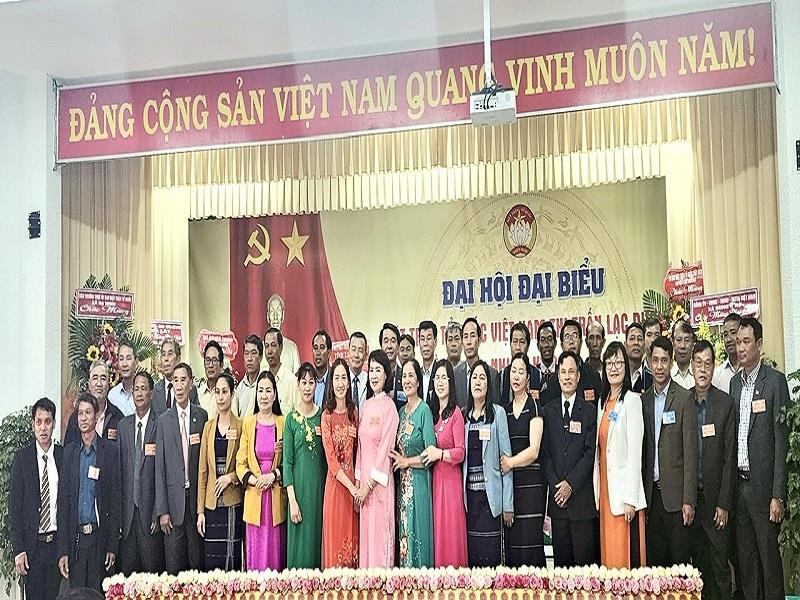 Ủy ban MTTQ Việt Nam thị trấn Lạc Dương khoá V, nhiệm kỳ 2024-2029 chụp hình lưu niệm với các đồng chí lãnh đạo