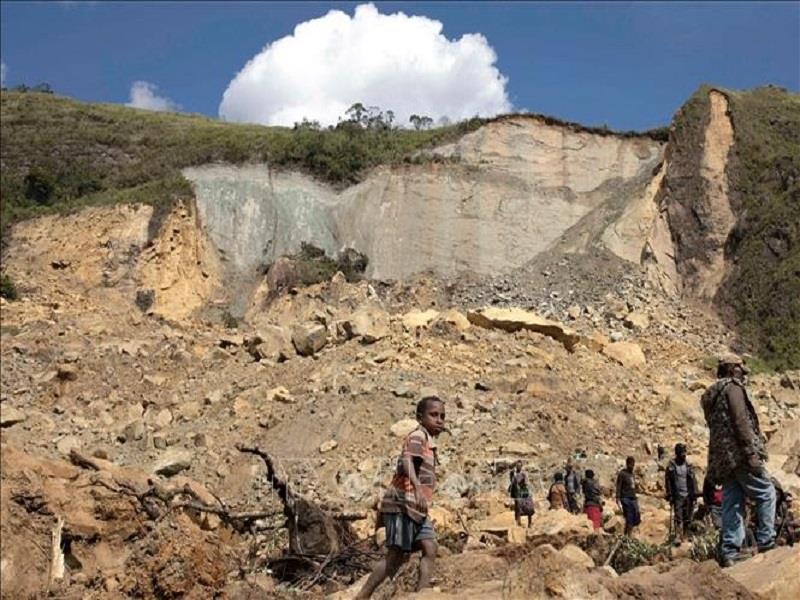 Người dân tìm kiếm nạn nhân tại hiện trường vụ lở đất ở tỉnh Enga, Papua New Guinea ngày 28/5/2024. (Ảnh: AFP/TTXVN)