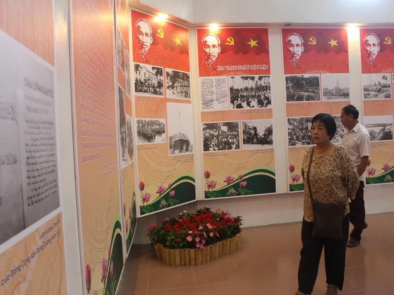 Du khách tham quan không gian triển lãm