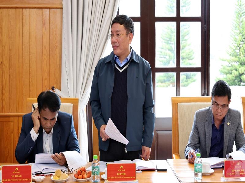 Chủ tịch UBND huyện Lạc Dương Bùi Thế báo cáo về các chỉ tiêu phát triển kinh tế - xã hội năm 2025