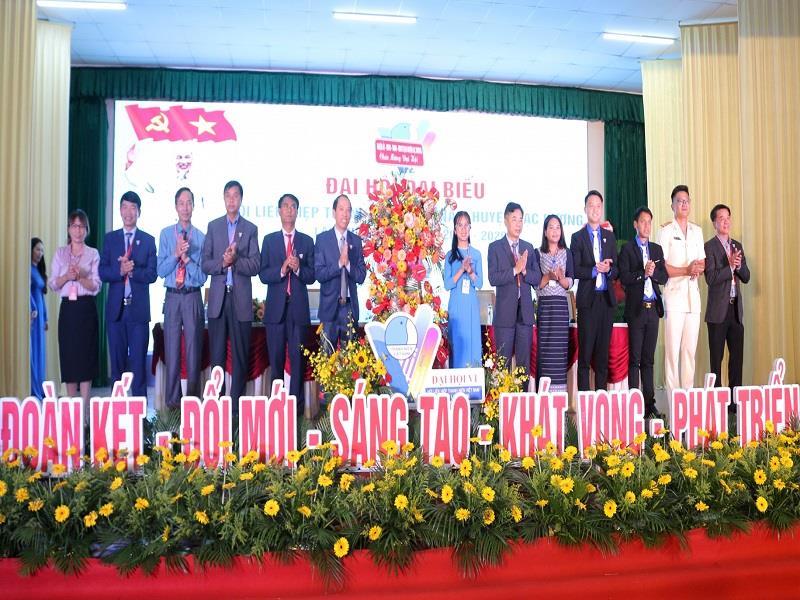 Lãnh đạo huyện Lạc Dương tặng hoa chúc mừng Đại hội