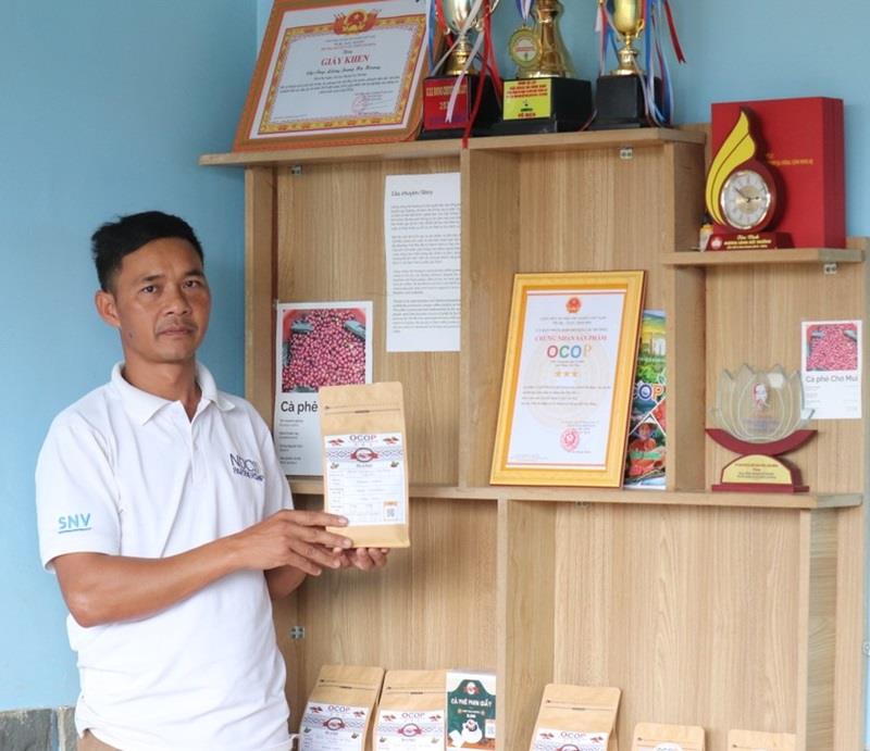 Anh Ha Hoang bên cạnh sản phẩm cà phê Chư Mui.