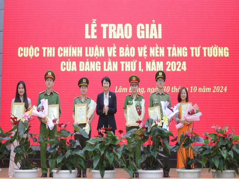 Đồng chí Phạm Thị Phúc - Phó Bí thư Tỉnh ủy, Chủ tịch HĐND tỉnh trao giấy chứng nhận cho các tác giả, nhóm tác giả đạt giải A Cuộc thi chính luận về bảo vệ nền tảng tư tưởng của Đảng tỉnh Lâm Đồng