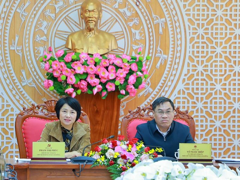 Đồng chí Phạm Thị Phúc - Phó Bí thư Tỉnh uỷ, Chủ tịch HĐND tỉnh và đồng chí Võ Ngọc Hiệp - Uỷ viên Ban Thường vụ Tỉnh uỷ, Phó Chủ tịch UBND tỉnh chủ trì hội nghị tại điểm cầu tỉnh Lâm Đồng