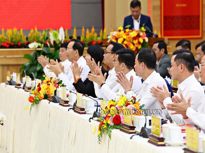 Các đại biểu tham dự buổi làm việc