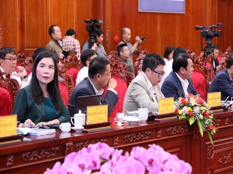 Lãnh đạo UBND tỉnh và các sở, ngành dự buổi làm việc