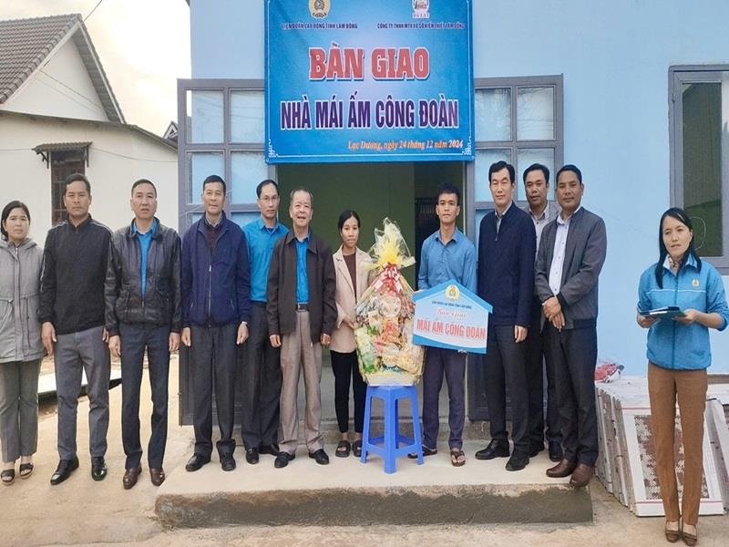 Một trong những căn nhà được Ban Chỉ đạo 502 tỉnh hỗ trợ cho hộ nghèo tại xã Lát vừa được bàn giao và đưa vào sử dụng