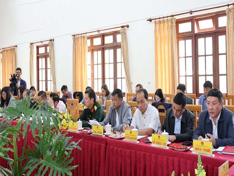 Lãnh đạo HĐND, UBND huyện và các phòng chuyên môn huyện Lạc Dương tham dự buổi làm việc
