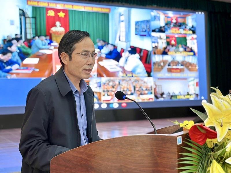Chủ tịch Ủy ban MTTQ Việt Nam huyện Lạc Dương Bùi Văn Thụy trao đổi tại Hội nghị