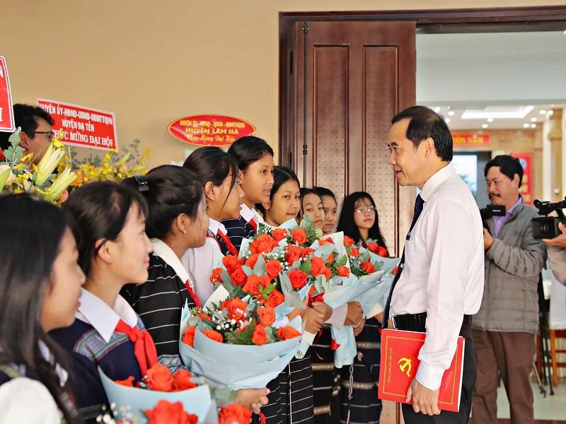 Quyền Bí thư Tỉnh ủy Nguyễn Thái Học ân cần thăm hỏi các em thiếu nhi đồng bào DTTS