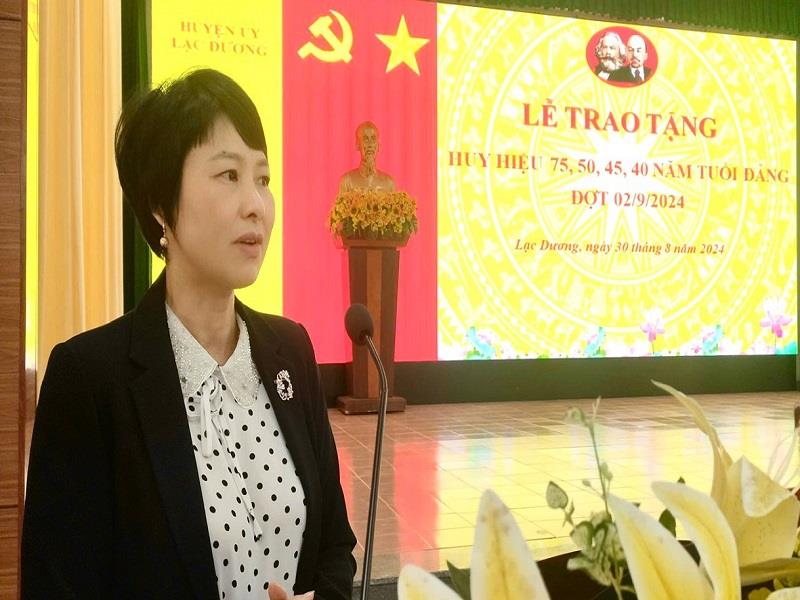 Đồng chí Phạm Thị Phúc - Chủ tịch HĐND tỉnh phát biểu tại Lễ trao tặng Huy hiệu Đảng