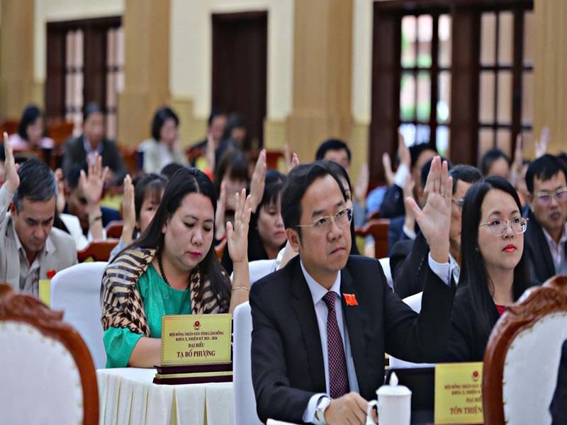 Đại biểu HĐND tỉnh biểu quyết thông qua nghị quyết tại Kỳ họp