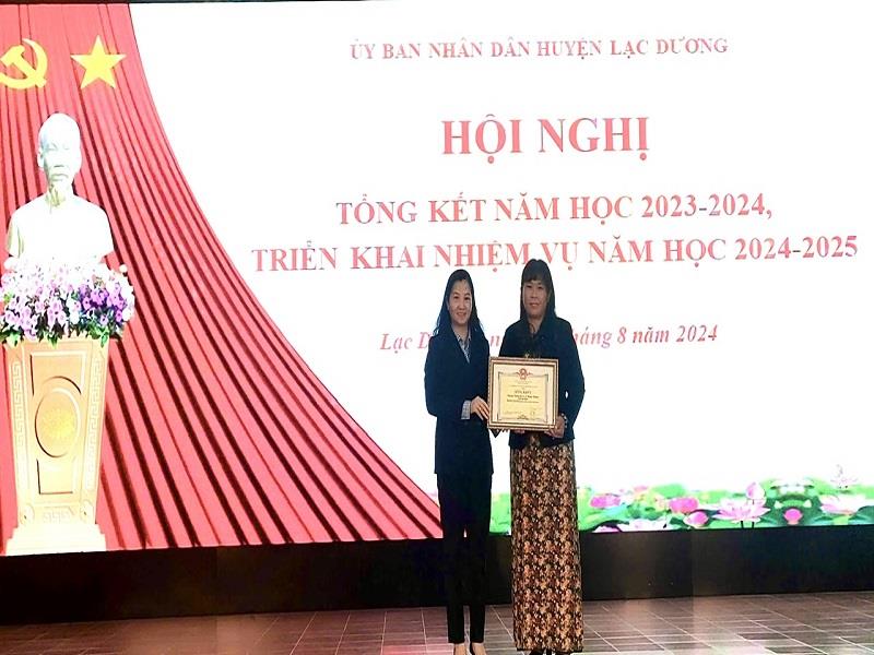 Bí thư Huyện ủy Lạc Dương Trần Thị Chúc Quỳnh trao Bằng khen của UBND tỉnh cho 1 tập thể