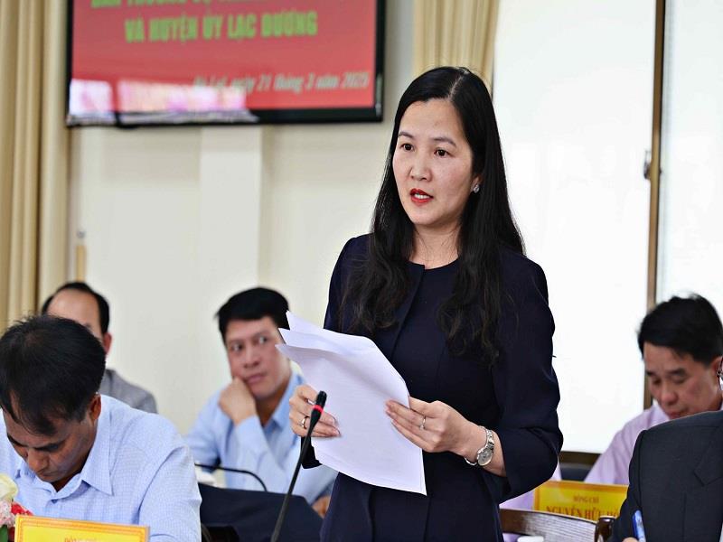 Đồng chí Trần Thị Chúc Quỳnh - Bí thư Huyện uỷ Lạc Dương báo cáo tại buổi làm việc