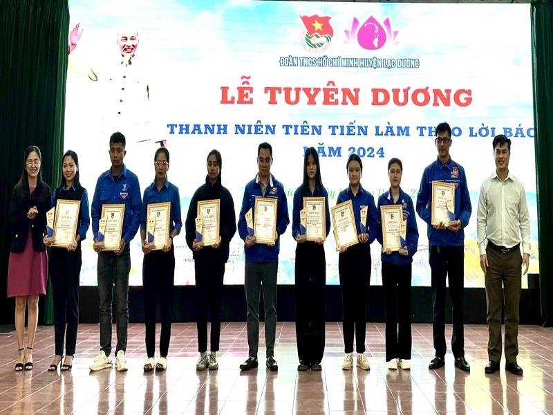 Phó Trưởng Ban Tổ chức Huyện ủy Tạ Đức Tuấn và Phó Trưởng Ban Tuyên giáo Huyện ủy Trần Phương Anh trao Giấy chứng nhận cho các thanh niên tiên tiến làm theo lời Bác