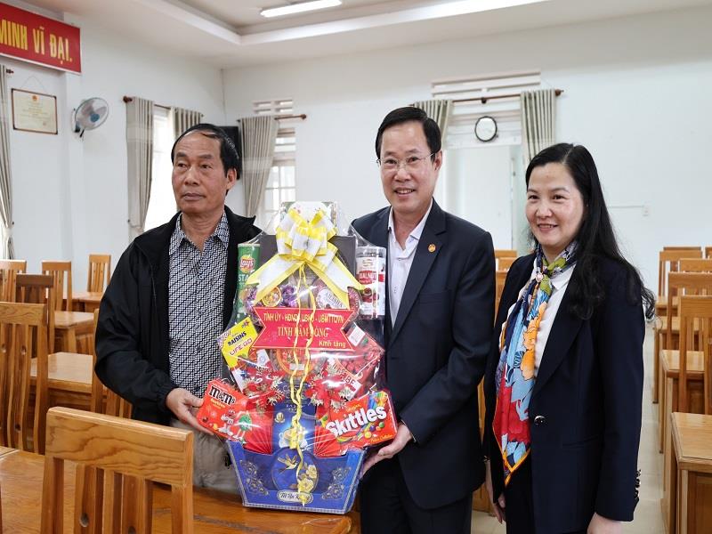 Chủ tịch Ủy ban MTTQ Việt Nam tỉnh tặng quà cho gia đình chính sách tại thị trấn Lạc Dương