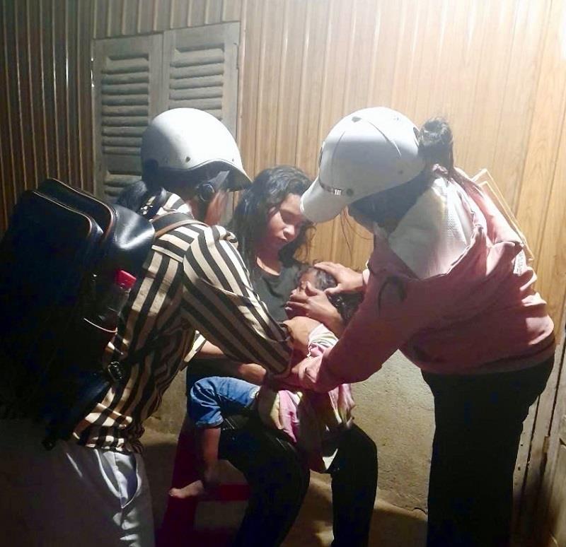 Nhân viên y tế đến tận nhà dân tiêm vắc xin phòng bệnh sởi cho trẻ em ở vùng sâu Đam Rông