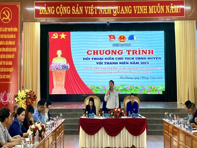 Chủ tịch UBND huyện Lạc Dương Bùi Thế trả lời các câu hỏi của đoàn viên, thanh niên