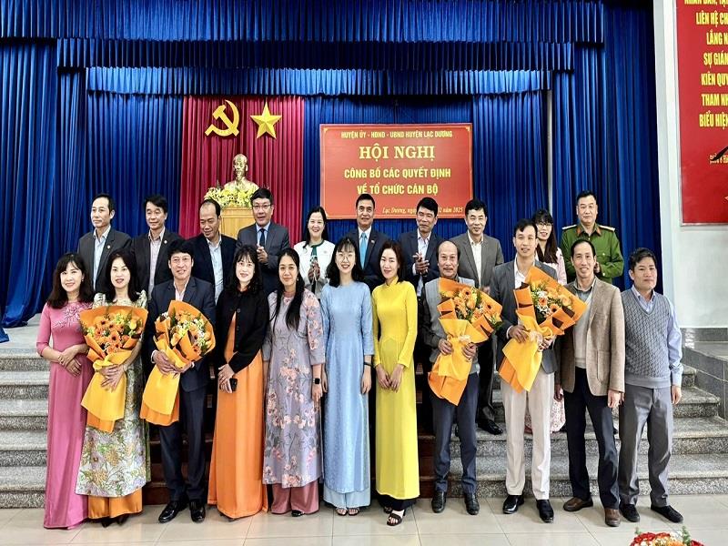 Ban Thường vụ Huyện ủy Lạc Dương chụp hình với tập thể lãnh đạo, công chức Phòng Nội vụ