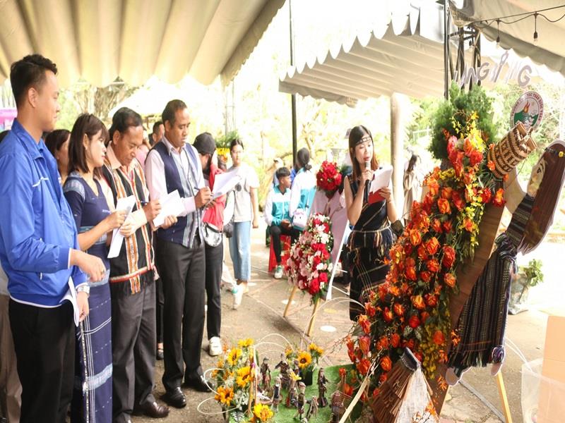 Các đội thuyết trình ý nghĩa phần thi cắm hoa của mình với Ban Giám khảo