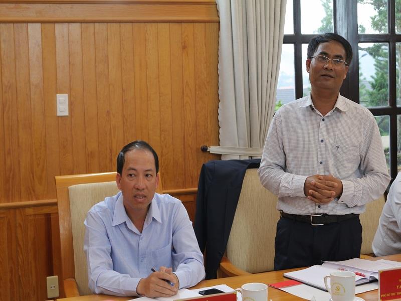 Phó Bí thư Thường trực Huyện ủy Lạc Dương Ya Tiong báo cáo về công tác giảm nghèo
