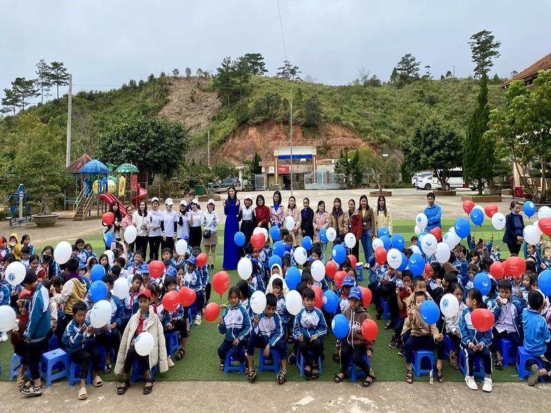 Hoa hậu Huỳnh Trần Ý Nhi và các nhà tài trợ cùng các thầy cô giáo, học sinh Trường Tiểu học-THCS Long Lanh
