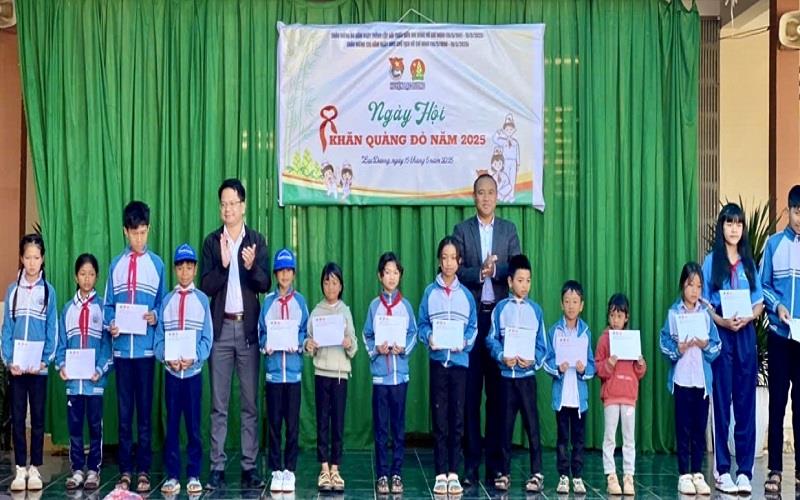 Tặng học bổng cho các em đội viên, thiếu nhi có hoàn cảnh khó khăn