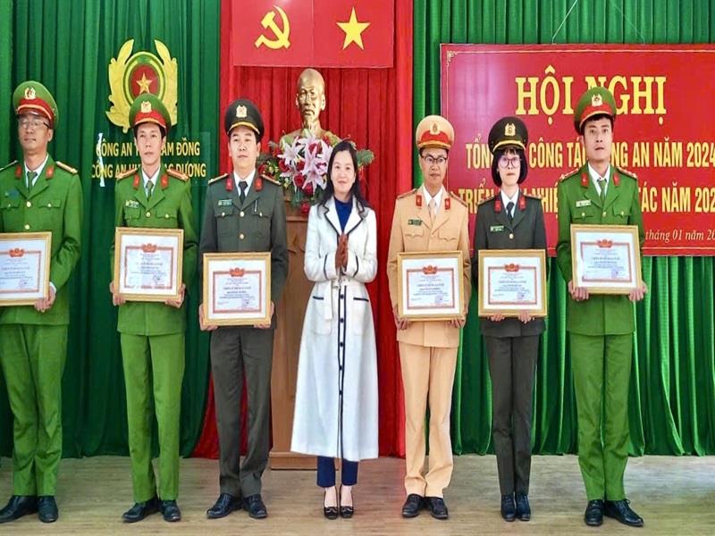 Bí thư Huyện ủy Lạc Dương Trần Thị Chúc Quỳnh trao Giấy khen cho các cá nhân