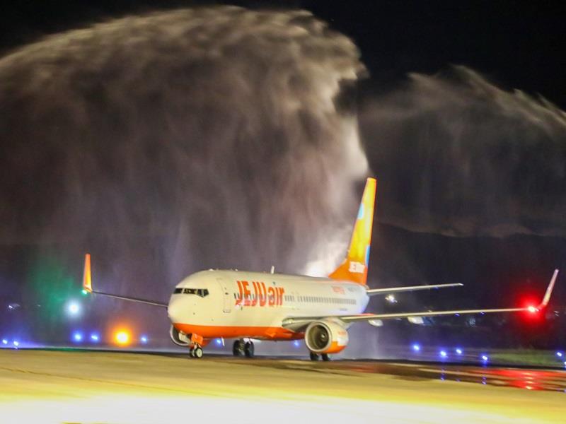Màn phun nước chào đón chuyến bay đầu tiên từ Hàn Quốc đến Liên Khương