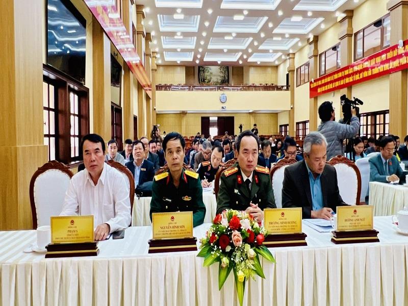 Lãnh đạo UBND tỉnh, Bộ CHQS, Công an, Ủy ban MTTQ tỉnh tham dự kỳ họp