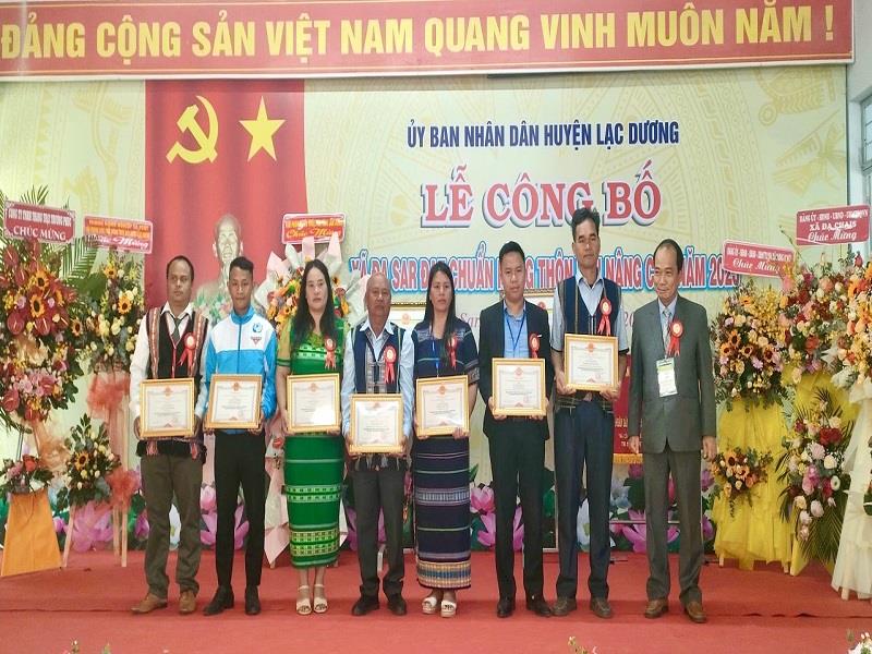 Phó Chủ tịch UBND huyện Lê Chí Quang Minh tặng Giấy khen cho các cá nhân có thành tích trong công tác xây dựng nông thôn mới nâng cao ở xã Đạ Sar