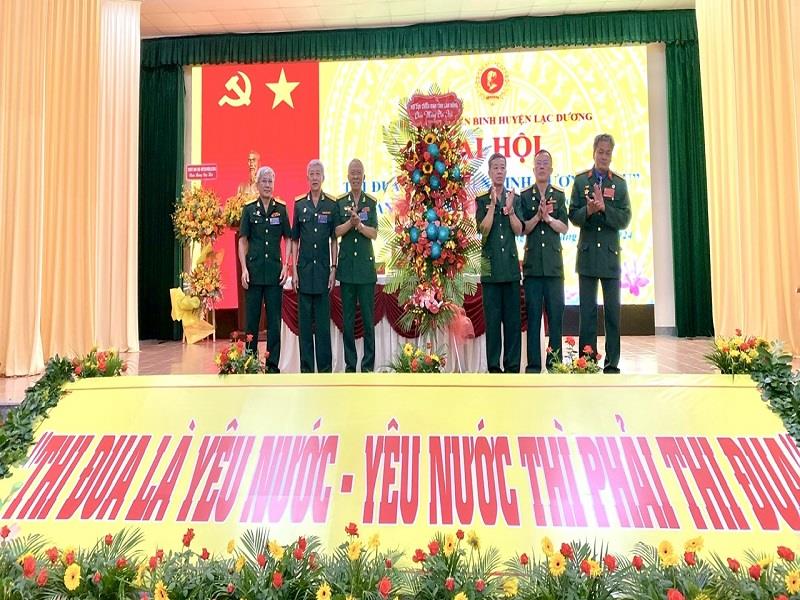 Lãnh đạo Hội CCB tỉnh tặng hoa chúc mừng Đại hội