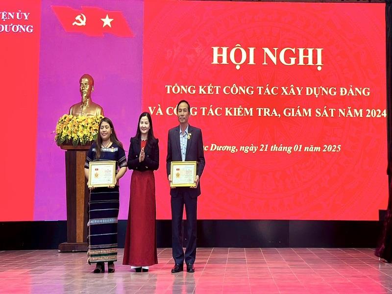 Trao Kỷ niệm chương Vì sự nghiệp Dân vận của Đảng cho 2 đảng viên