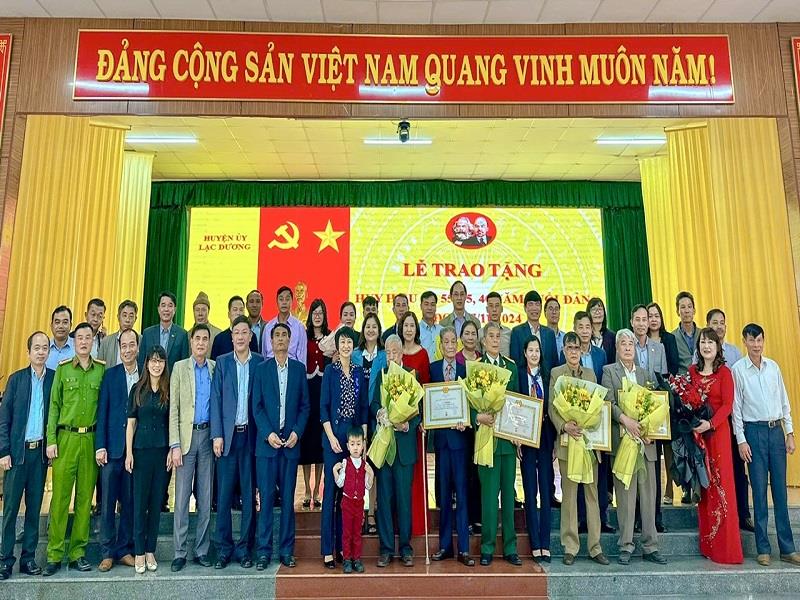 Đồng chí Phạm Thị Phúc - Phó Bí thư Tỉnh ủy, Chủ tịch HĐND tỉnh và lãnh đạo huyện Lạc Dương chụp hình lưu niệm với các đảng viên được trao tặng Huy hiệu Đảng