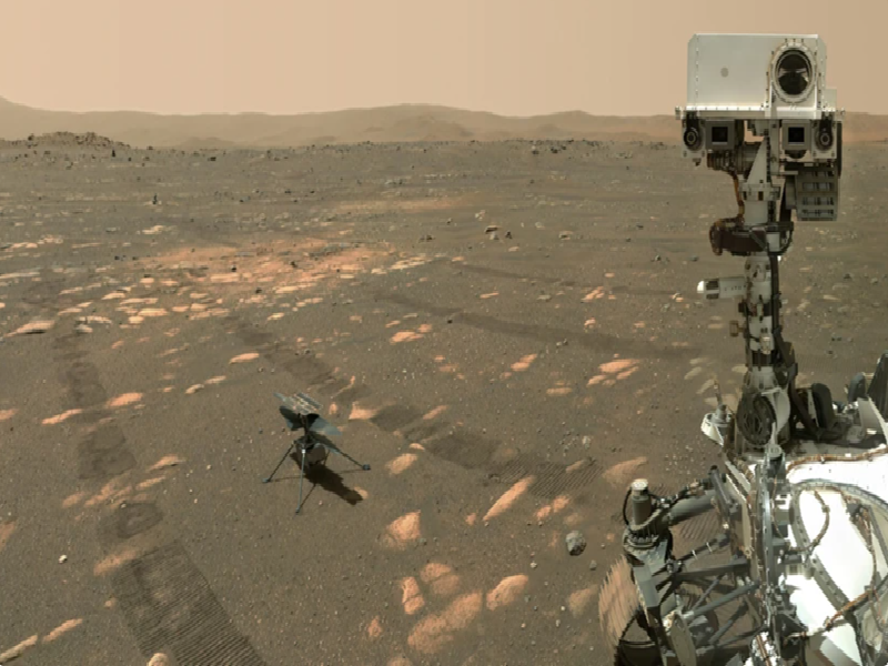 Hình ảnh trực thăng thám hiểm Sao Hỏa Ingenuity (trái) được chụp từ camera của tàu thăm dò Perseverance, ngày 6/4/2021. (Ảnh: AFP/TTXVN)