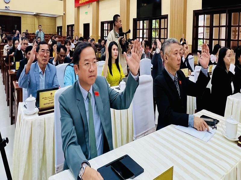 Đại biểu HĐND tỉnh biểu quyết thông qua Nghị quyết sắp xếp đơn vị hành chính cấp huyện, xã giai đoạn 2023 - 2025