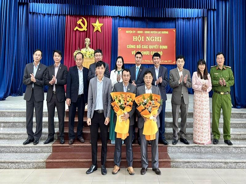 Ban Thường vụ Huyện ủy Lạc Dương chụp hình với tập thể lãnh đạo, công chức Phòng Văn hóa, Khoa học và Thông tin