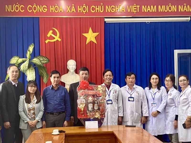 Chủ tịch UBND huyện Bùi Thế thăm, chúc Tết Trung tâm Y tế huyện