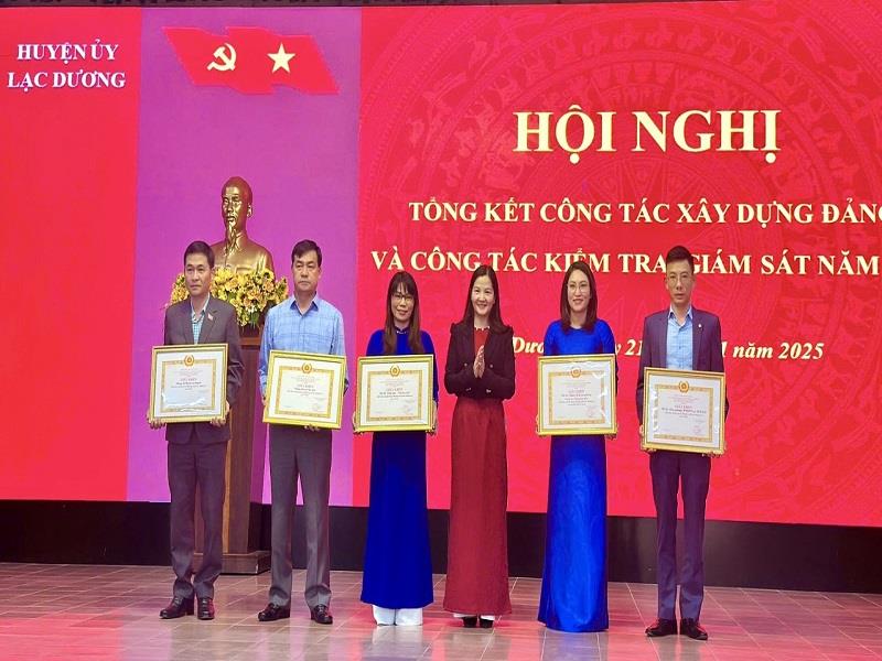 Tặng Giấy khen cho các tổ chức cơ sở Đảng hoàn thành xuất sắc nhiệm vụ năm 2024 và tổ chức cơ sở Đảng hoàn thành xuất sắc nhiệm vụ 5 năm liền (2020 - 2024)