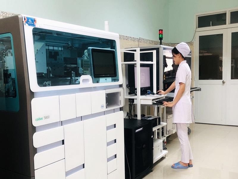 Hệ thống xét nghiệm sinh học phân tử NAT hội tụ các kỹ thuật xét nghiệm sàng lọc máu tiên tiến vừa được đầu tư tại Bệnh viện II Lâm Đồng