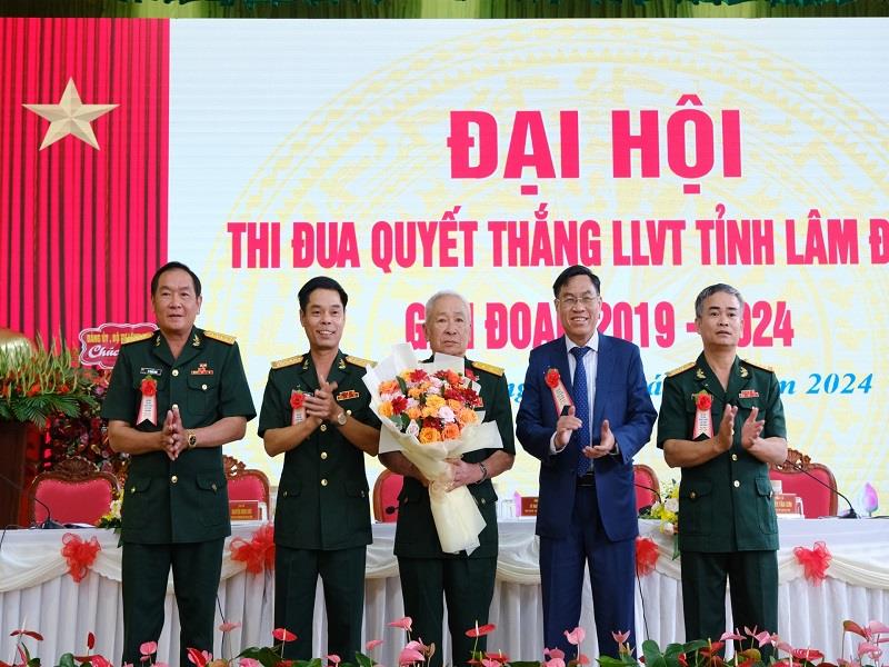 Lãnh đạo tỉnh và Thủ trưởng Bộ CHQS tỉnh tặng hoa Anh hùng LLVT Nhân dân Hoàng Đình Kiền